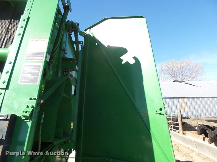 image for item DA3450 2003 John Deere 567 round baler