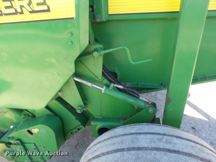 image for item DA3450 2003 John Deere 567 round baler