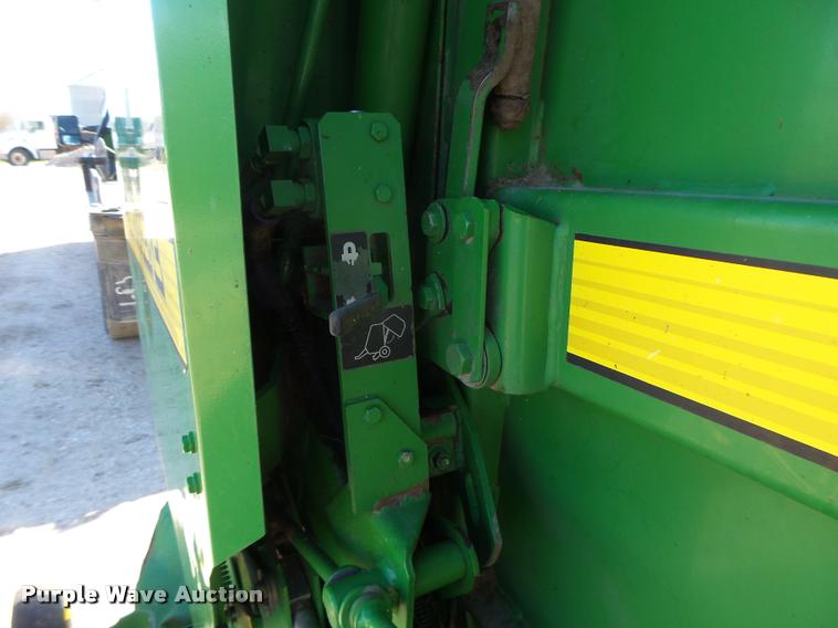 image for item DA3450 2003 John Deere 567 round baler