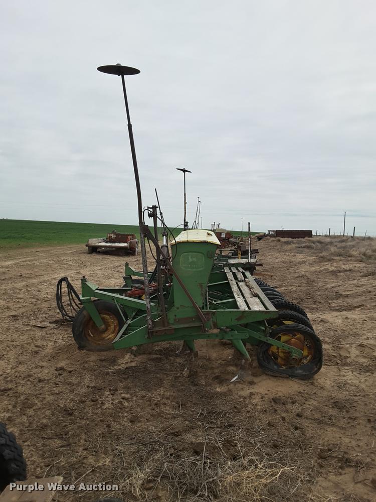 image for item DA6063 John Deere LZ 812 hoe grain drill