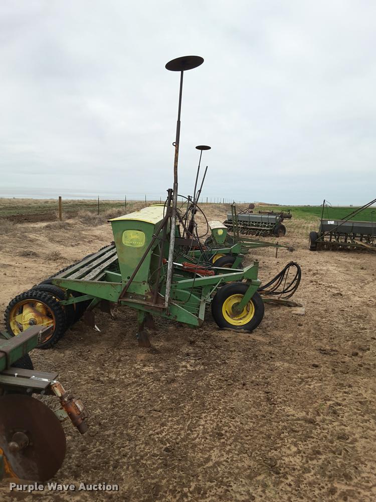 image for item DA6063 John Deere LZ 812 hoe grain drill