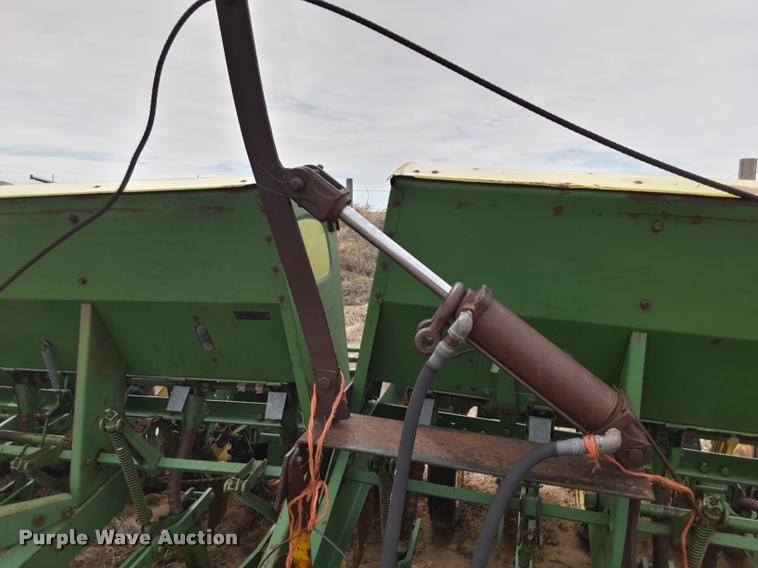 image for item DA6063 John Deere LZ 812 hoe grain drill