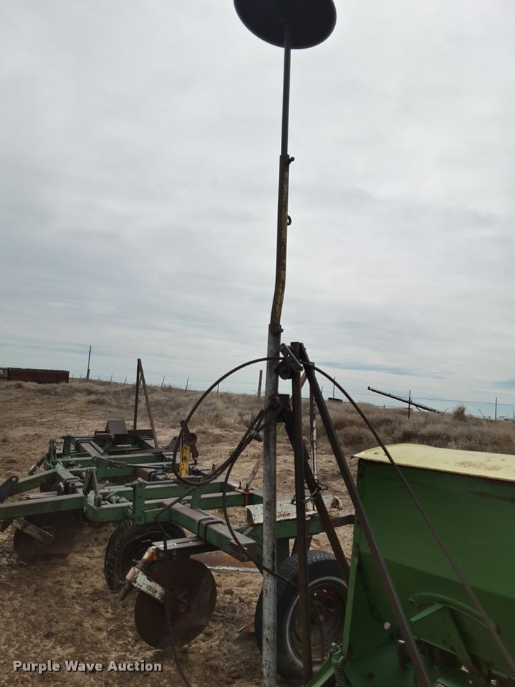 image for item DA6063 John Deere LZ 812 hoe grain drill