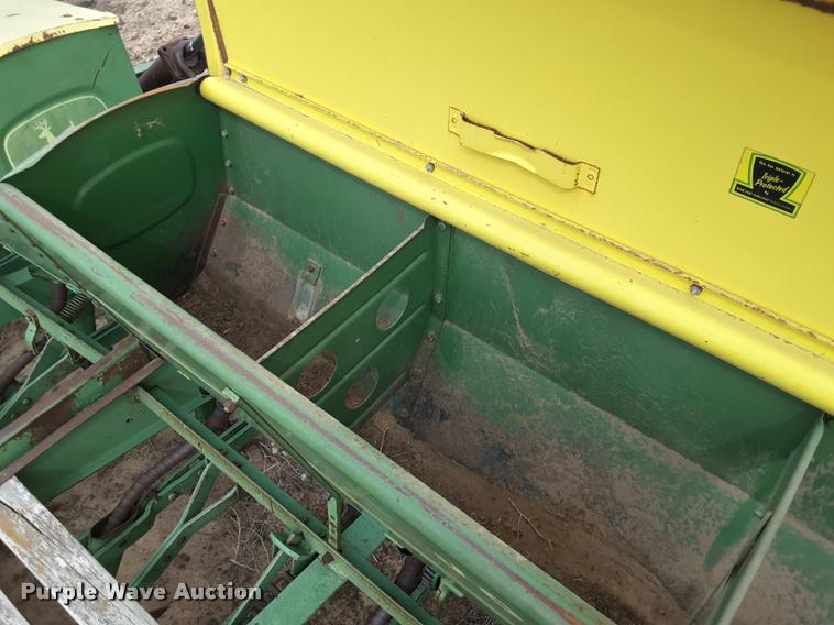 image for item DA6063 John Deere LZ 812 hoe grain drill