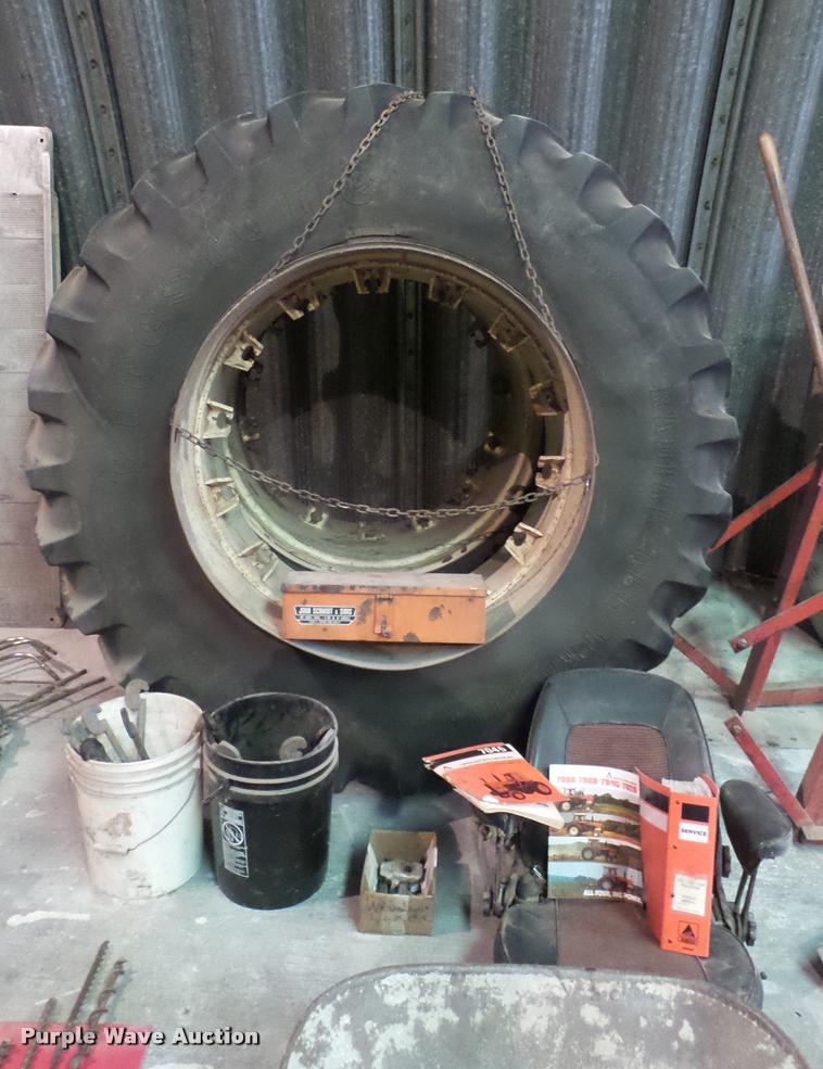 image for item DA7753 1979 Allis Chalmers 7045 tractor