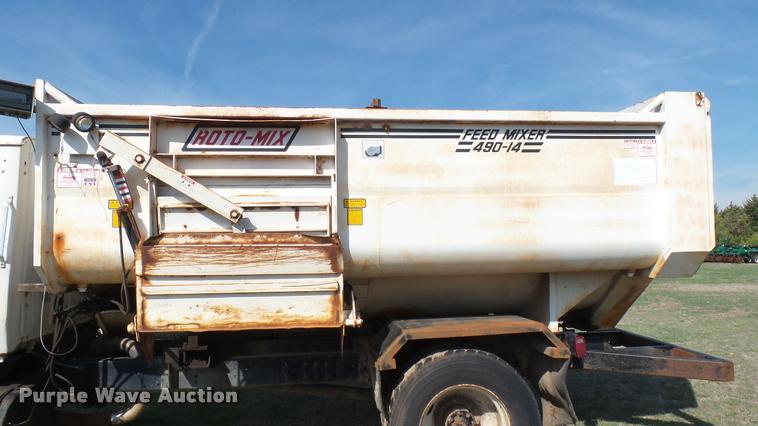 image for item DA7767 1987 Ford L8000 feed mixer truck