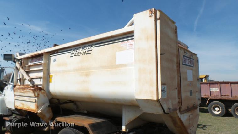 image for item DA7767 1987 Ford L8000 feed mixer truck
