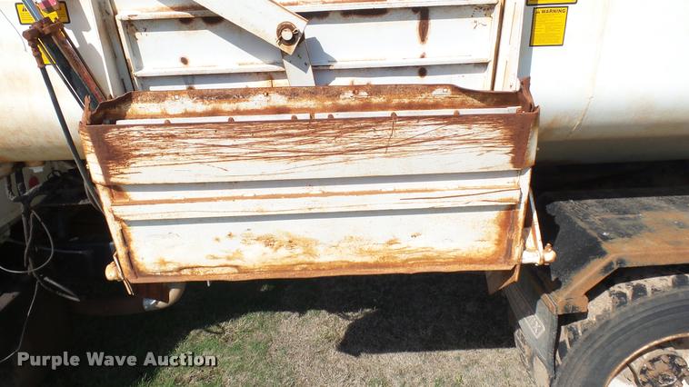 image for item DA7767 1987 Ford L8000 feed mixer truck