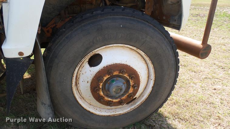 image for item DA7767 1987 Ford L8000 feed mixer truck