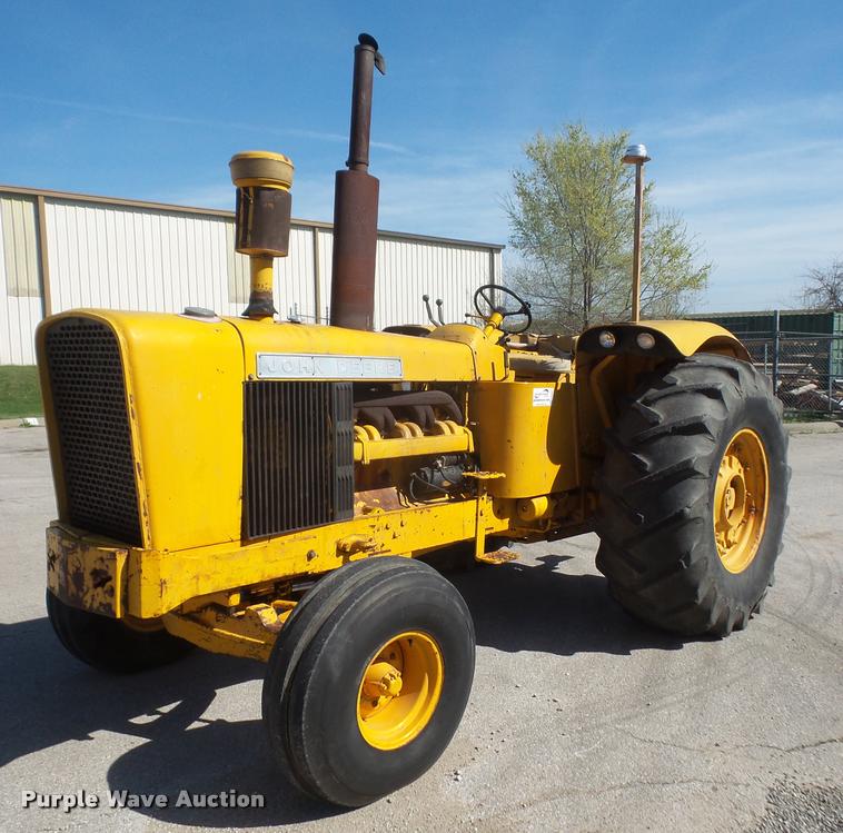 image for item DA8047 1970 John Deere 700A tractor