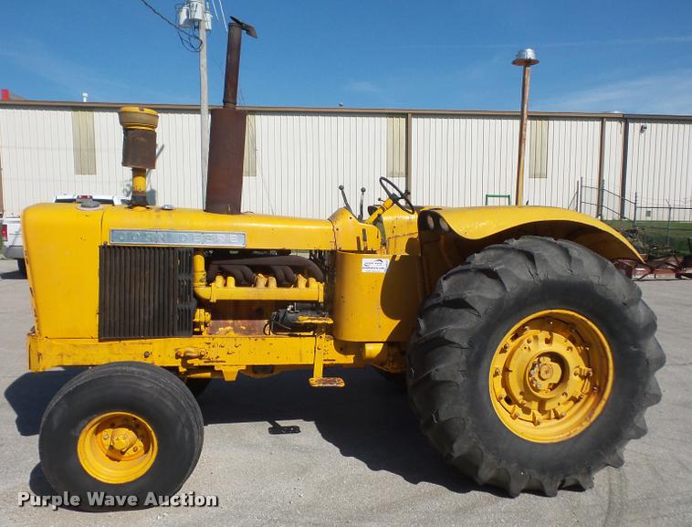 image for item DA8047 1970 John Deere 700A tractor