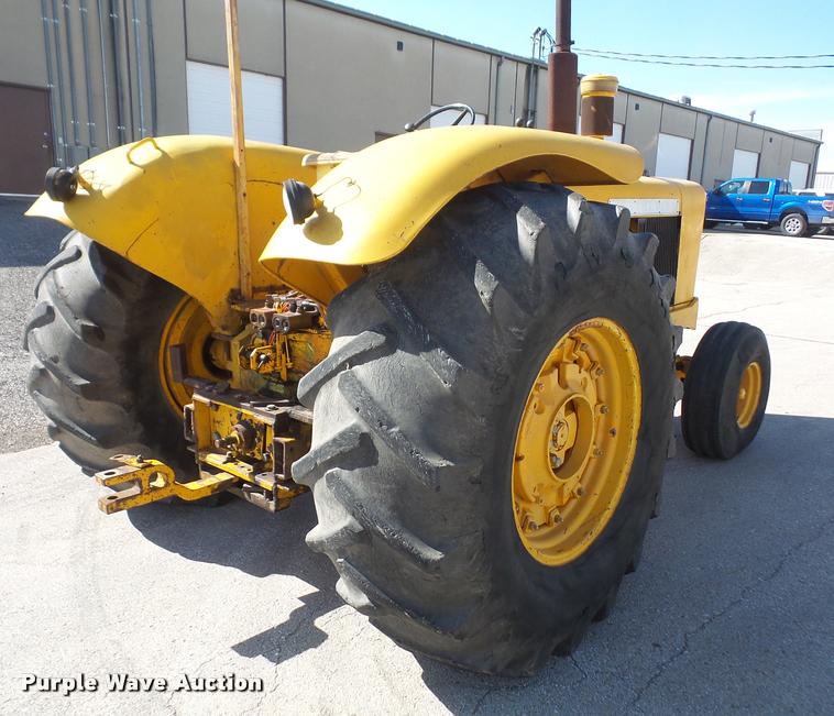 image for item DA8047 1970 John Deere 700A tractor