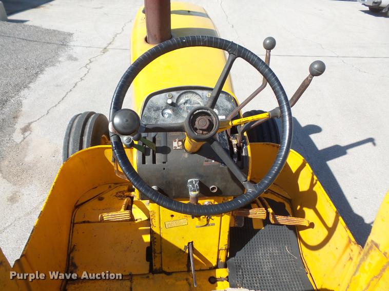 image for item DA8047 1970 John Deere 700A tractor