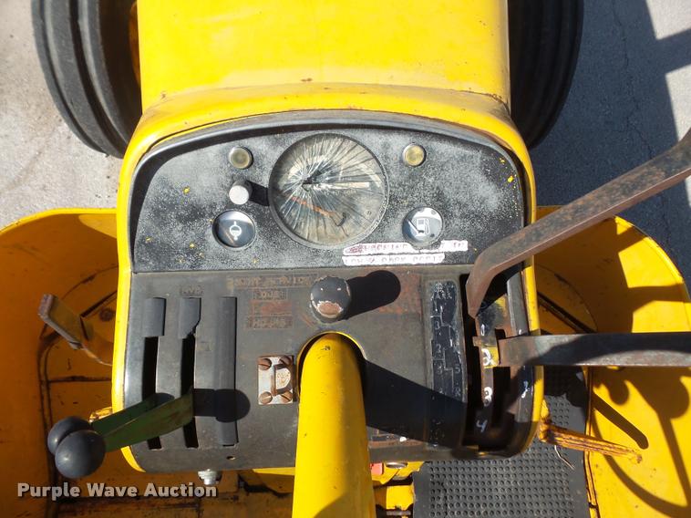 image for item DA8047 1970 John Deere 700A tractor