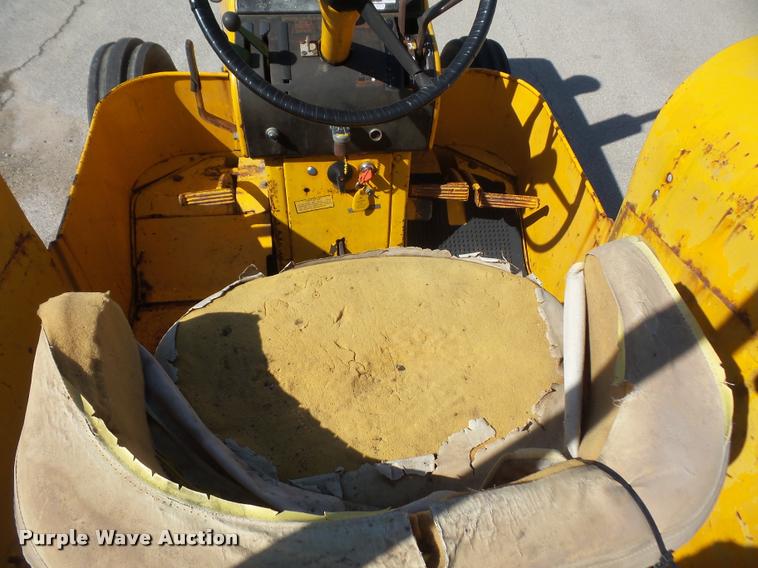 image for item DA8047 1970 John Deere 700A tractor