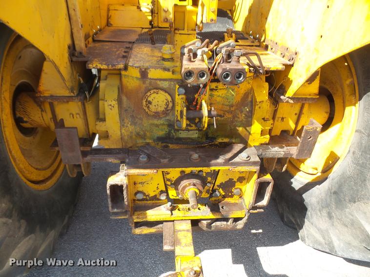 image for item DA8047 1970 John Deere 700A tractor