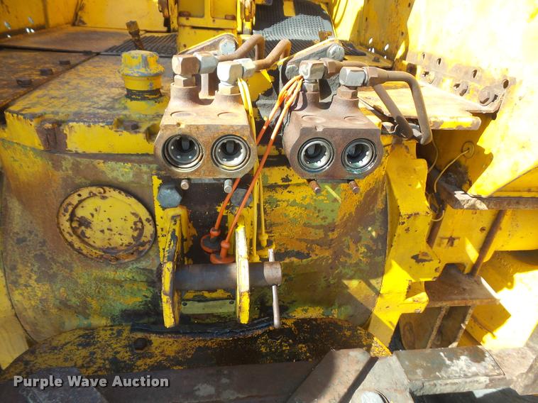 image for item DA8047 1970 John Deere 700A tractor