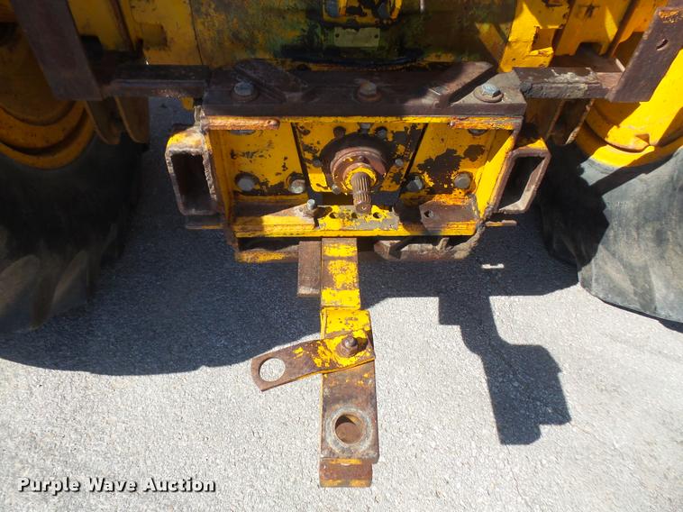 image for item DA8047 1970 John Deere 700A tractor