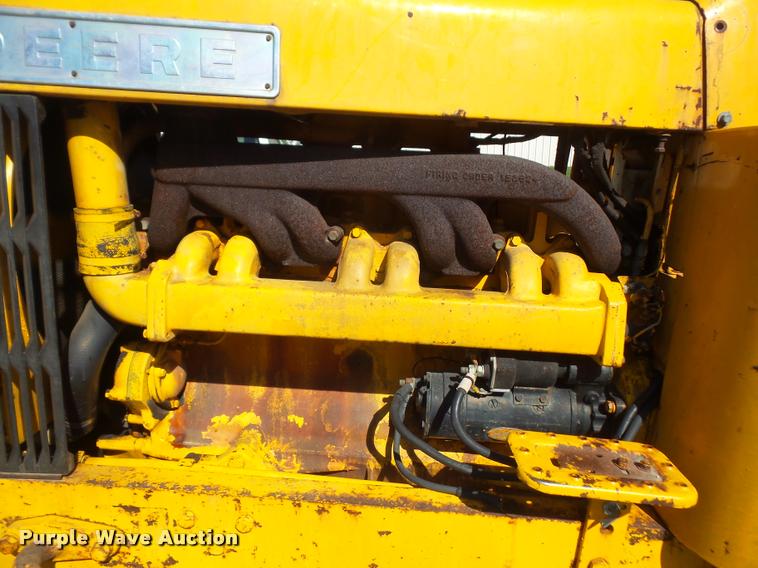 image for item DA8047 1970 John Deere 700A tractor