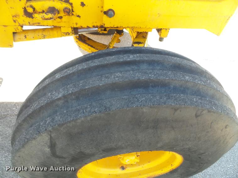 image for item DA8047 1970 John Deere 700A tractor