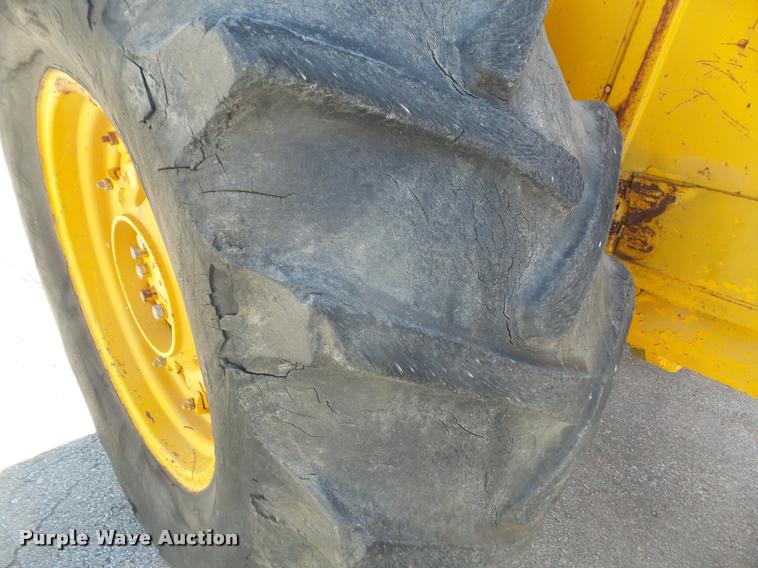 image for item DA8047 1970 John Deere 700A tractor