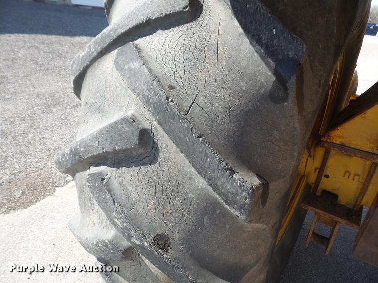 image for item DA8047 1970 John Deere 700A tractor