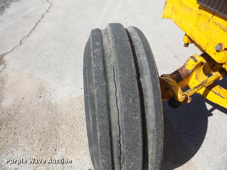 image for item DA8047 1970 John Deere 700A tractor