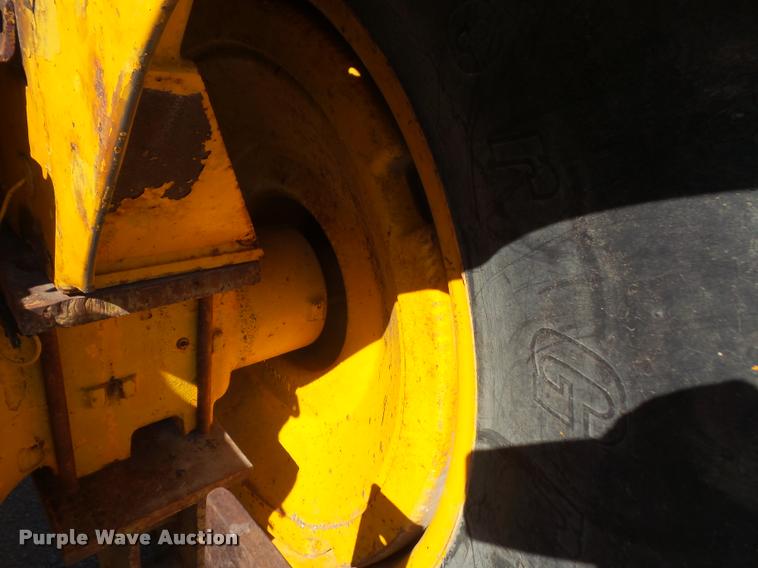 image for item DA8047 1970 John Deere 700A tractor