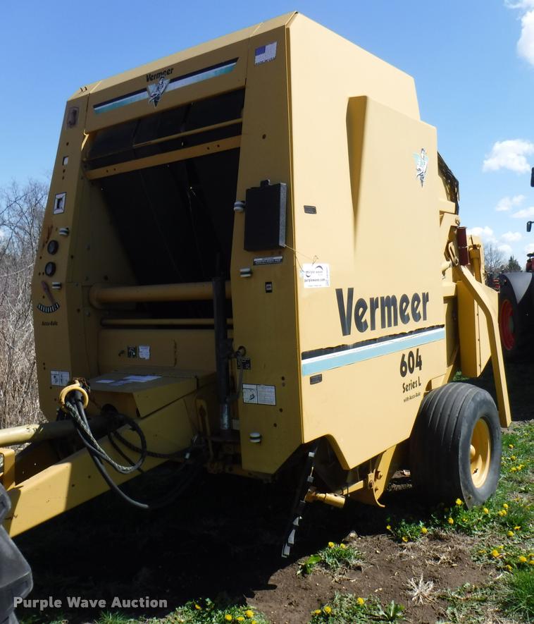 image for item DB3887 1999 Vermeer 604L round baler