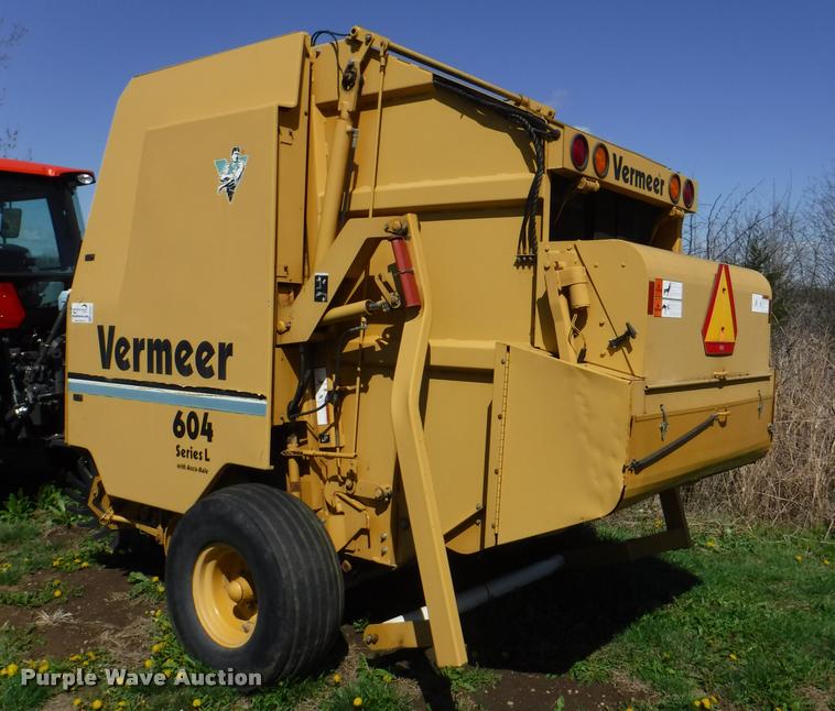 image for item DB3887 1999 Vermeer 604L round baler