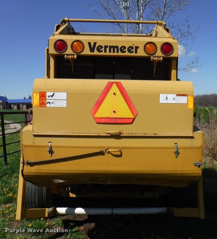 image for item DB3887 1999 Vermeer 604L round baler