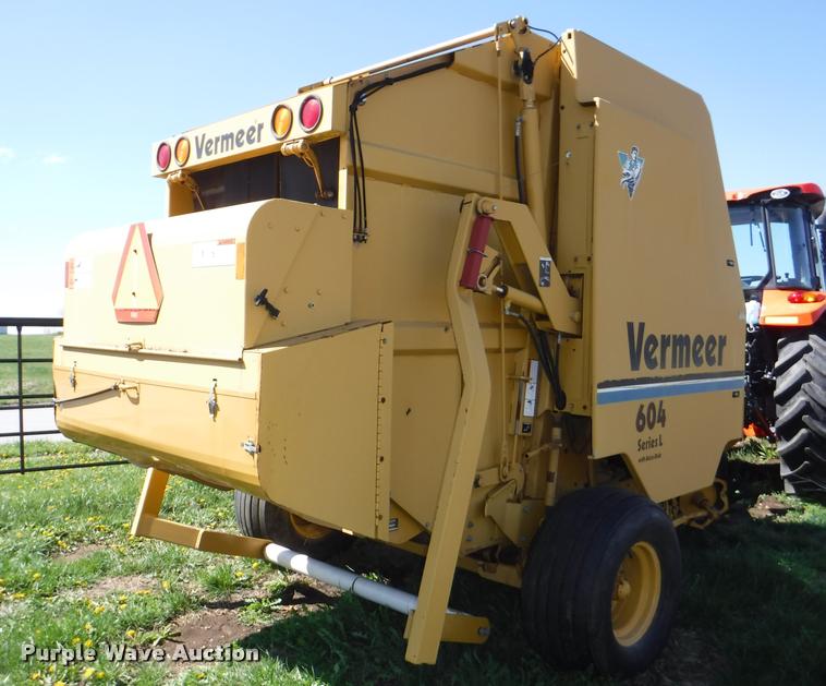 image for item DB3887 1999 Vermeer 604L round baler