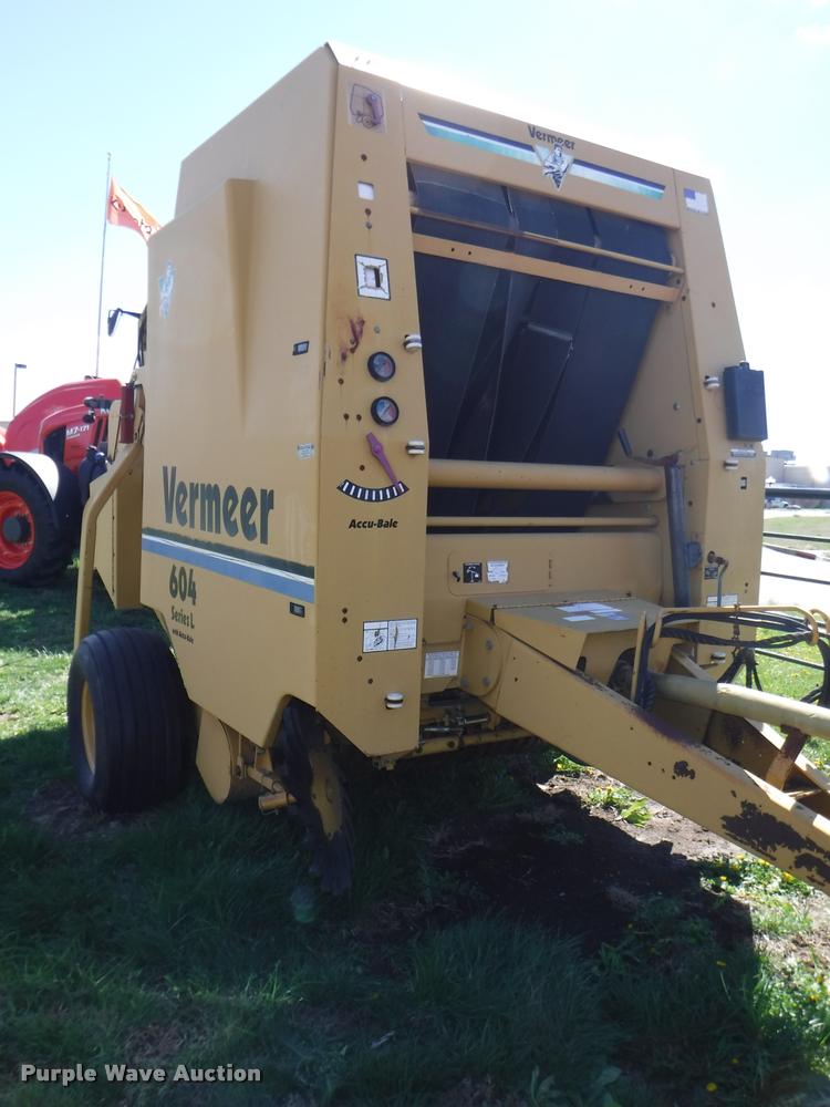 image for item DB3887 1999 Vermeer 604L round baler