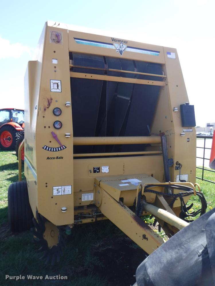 image for item DB3887 1999 Vermeer 604L round baler