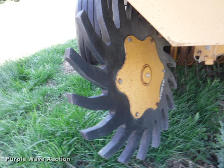 image for item DB3887 1999 Vermeer 604L round baler