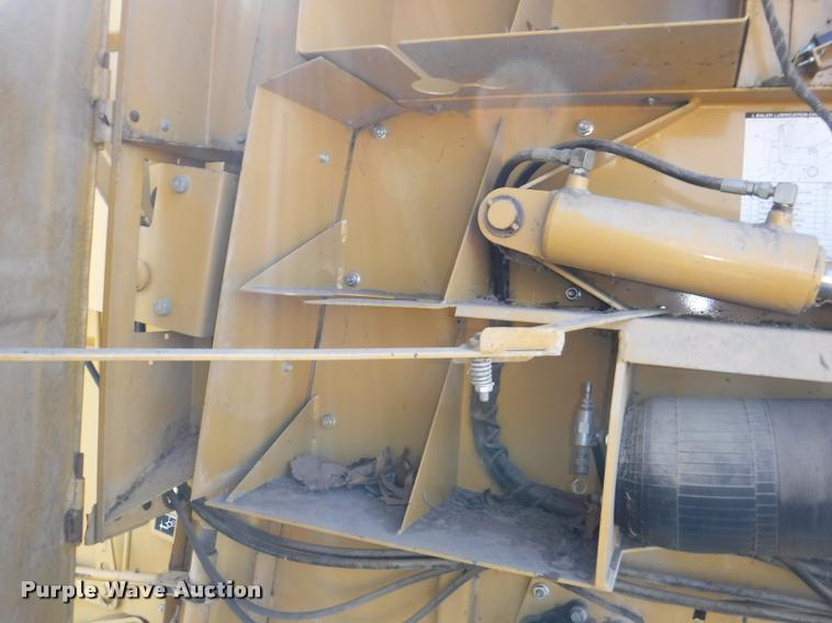 image for item DB3887 1999 Vermeer 604L round baler