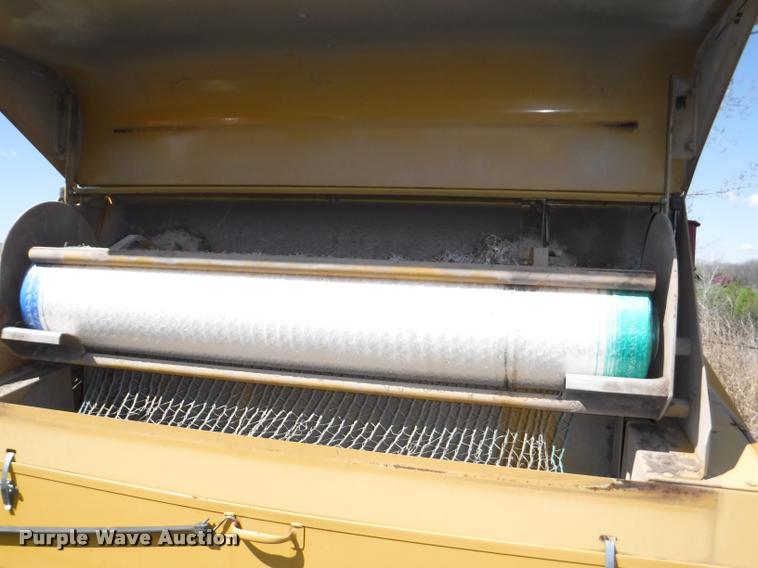 image for item DB3887 1999 Vermeer 604L round baler