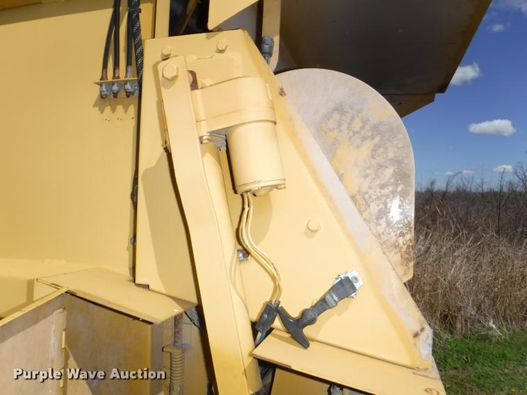 image for item DB3887 1999 Vermeer 604L round baler