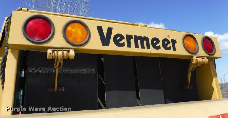 image for item DB3887 1999 Vermeer 604L round baler