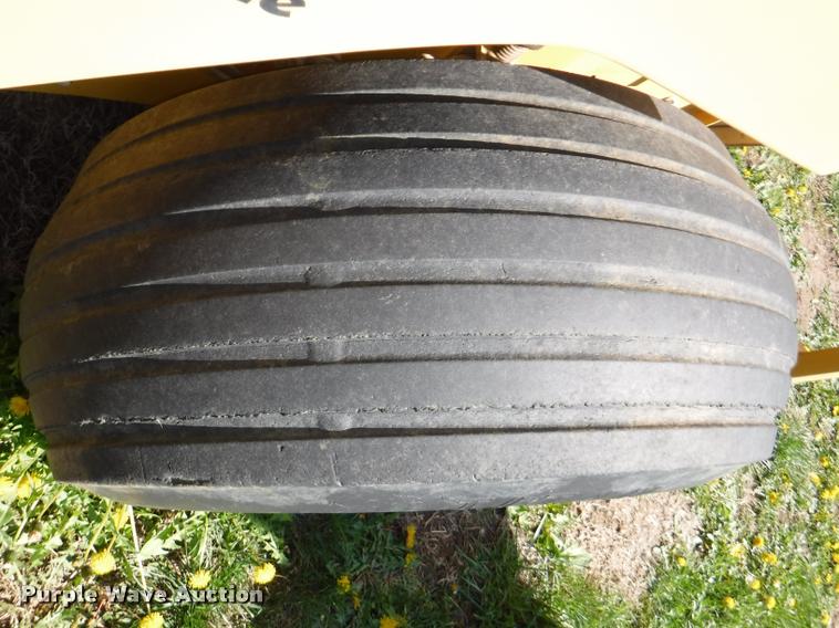 image for item DB3887 1999 Vermeer 604L round baler