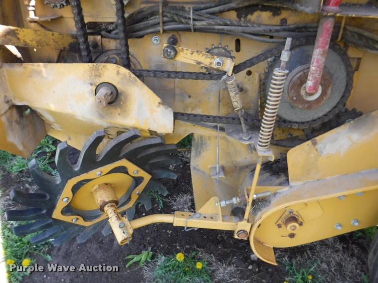 image for item DB3887 1999 Vermeer 604L round baler