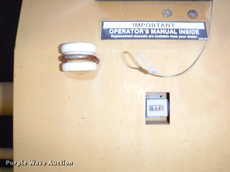 image for item DB3887 1999 Vermeer 604L round baler