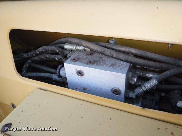 image for item DB3887 1999 Vermeer 604L round baler