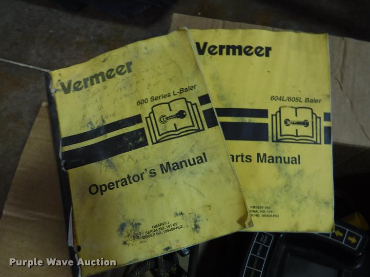 image for item DB3887 1999 Vermeer 604L round baler