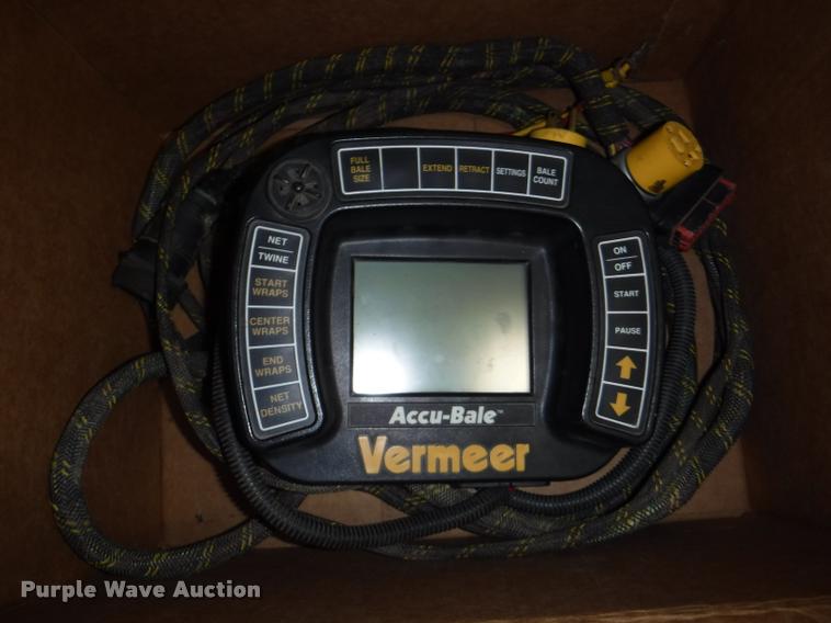 image for item DB3887 1999 Vermeer 604L round baler