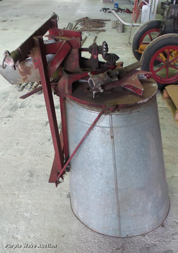 image for item DM9190 Fertilizer spreader