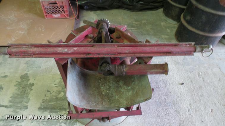 image for item DM9190 Fertilizer spreader