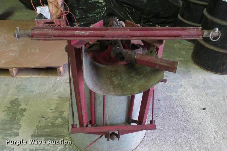 image for item DM9190 Fertilizer spreader