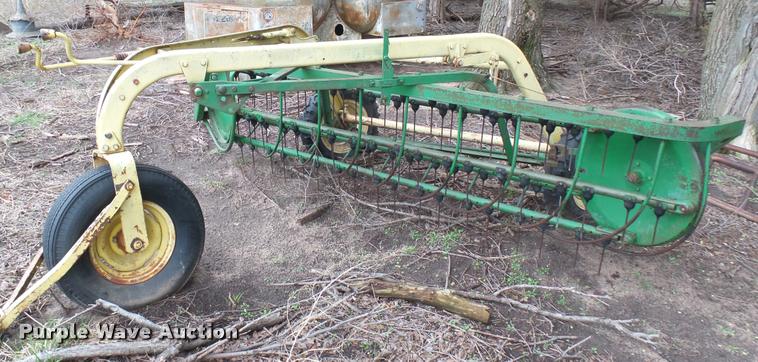 image for item DM9222 John Deere hay rake