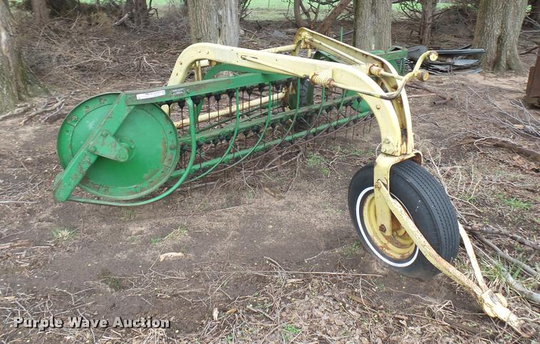 image for item DM9222 John Deere hay rake